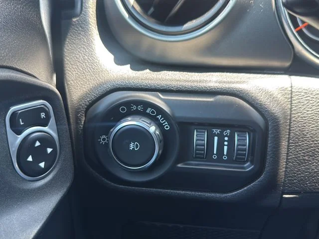 Used 2019 Silver Jeep Unlimited Sport S image 21