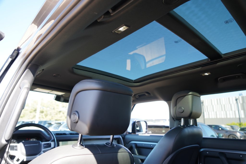 Used 2023  Land Rover S image 29