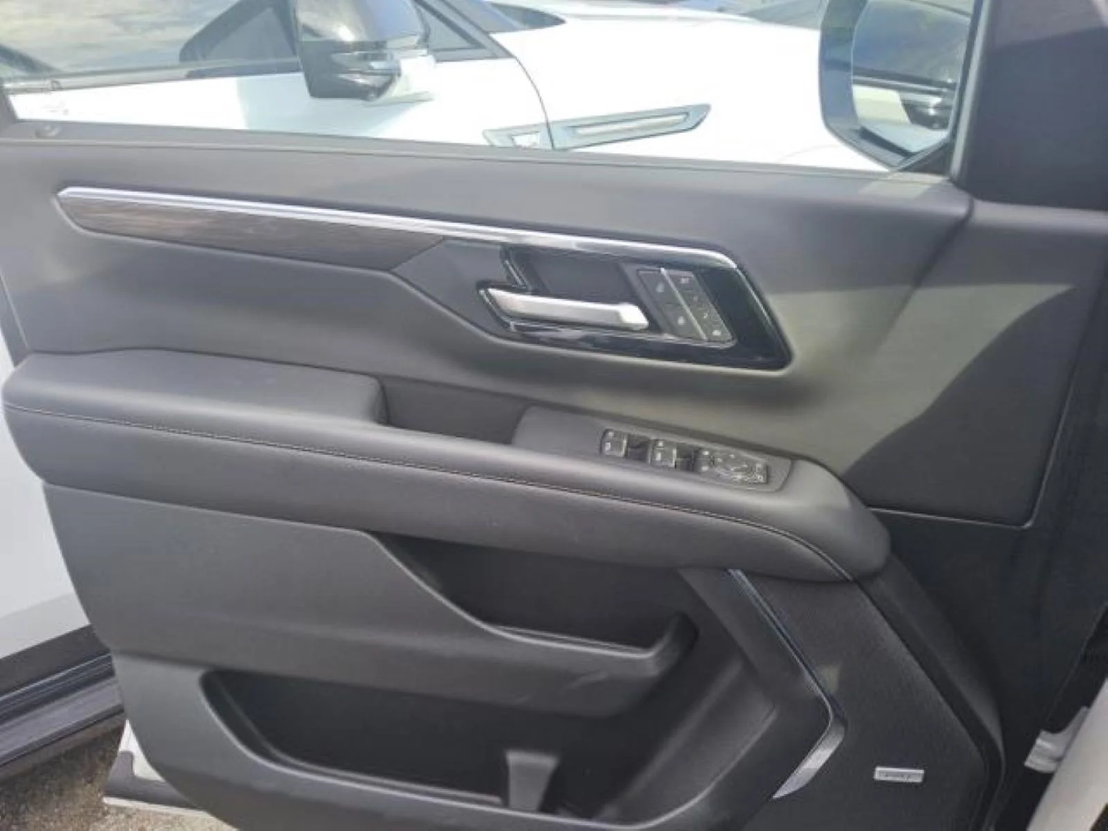 Used 2025 Iridescent Pearl Tricoat Chevrolet Premier image 10