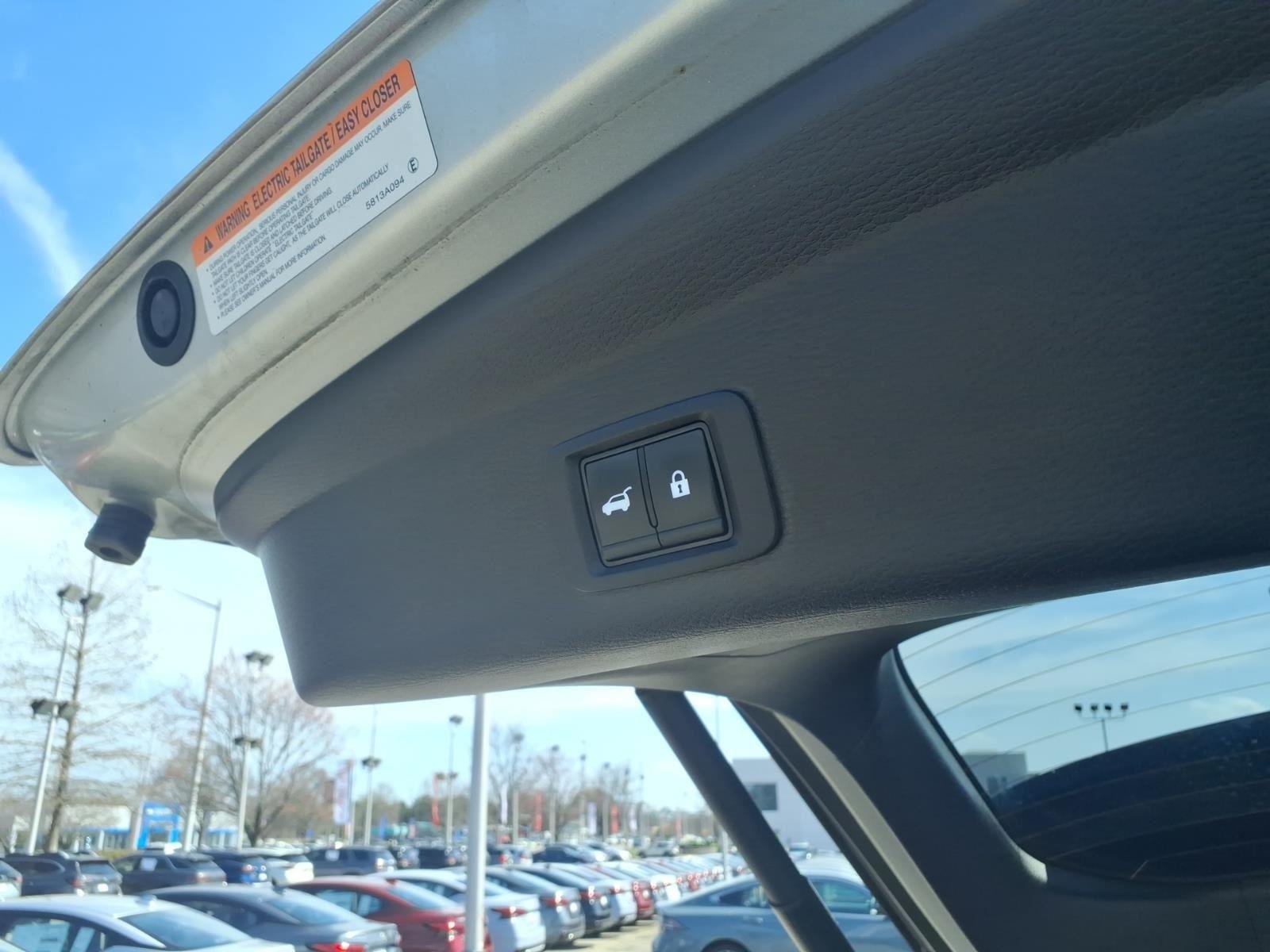 Used 2024 White Diamond/Black Roof Mitsubishi SE image 37