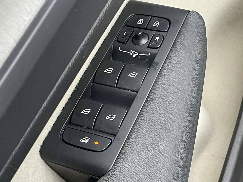 2025 Volvo XC40 Plus - Photo 6