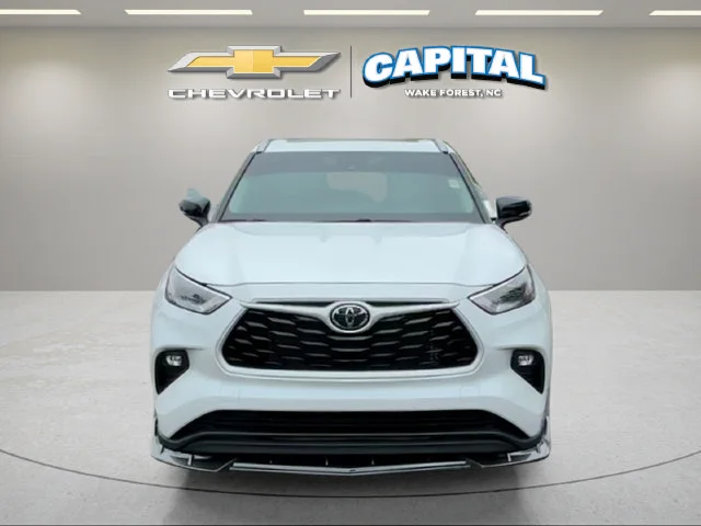 Used 2026 White/off-white Toyota XLE image 8
