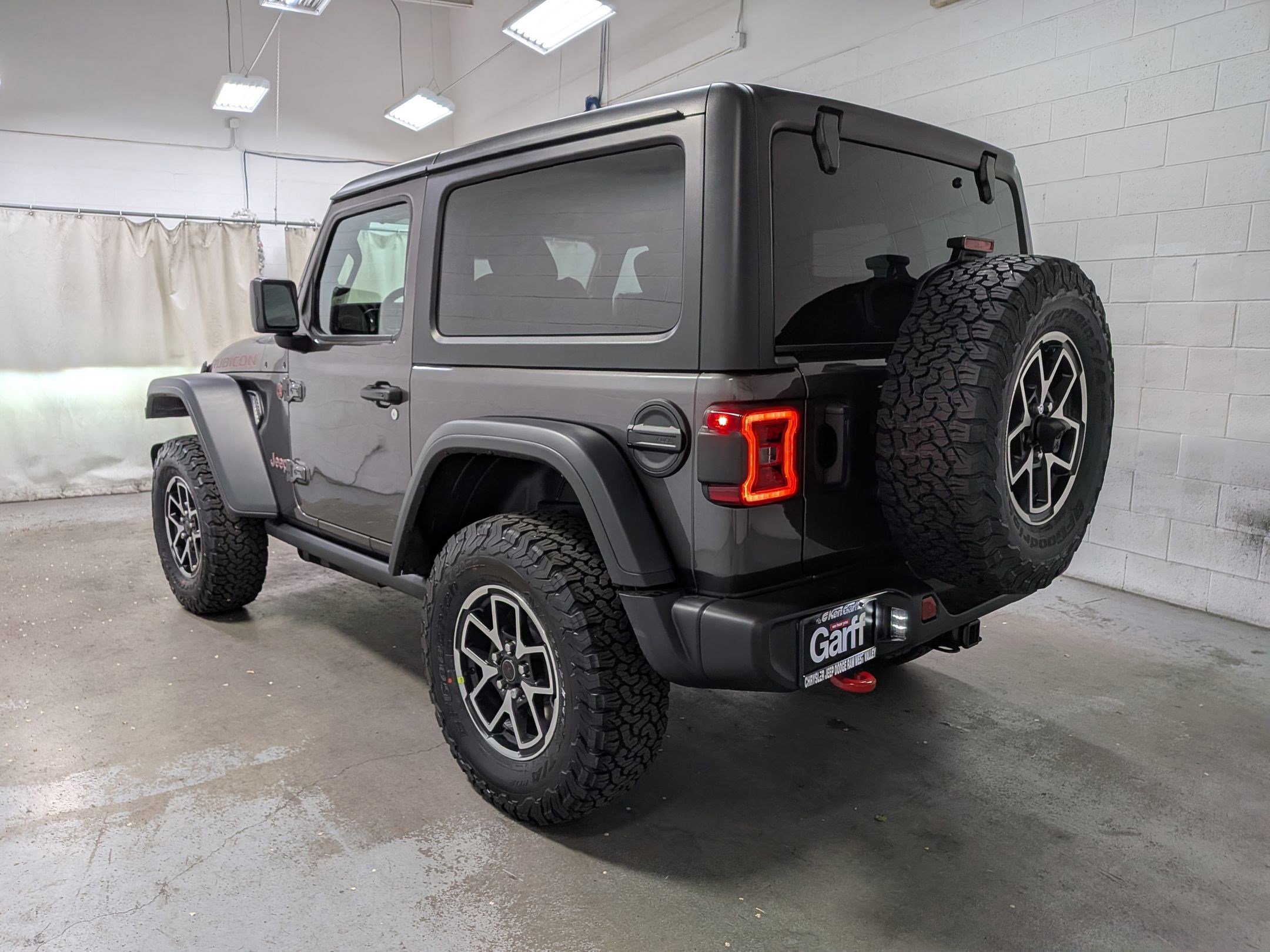 New 2026 Granite Crystal Metallic Clear-Coat Exterior Paint Jeep Rubicon image 7