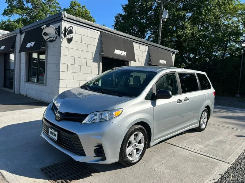 Used 2019 Silver Toyota L Minivan 4D image 51