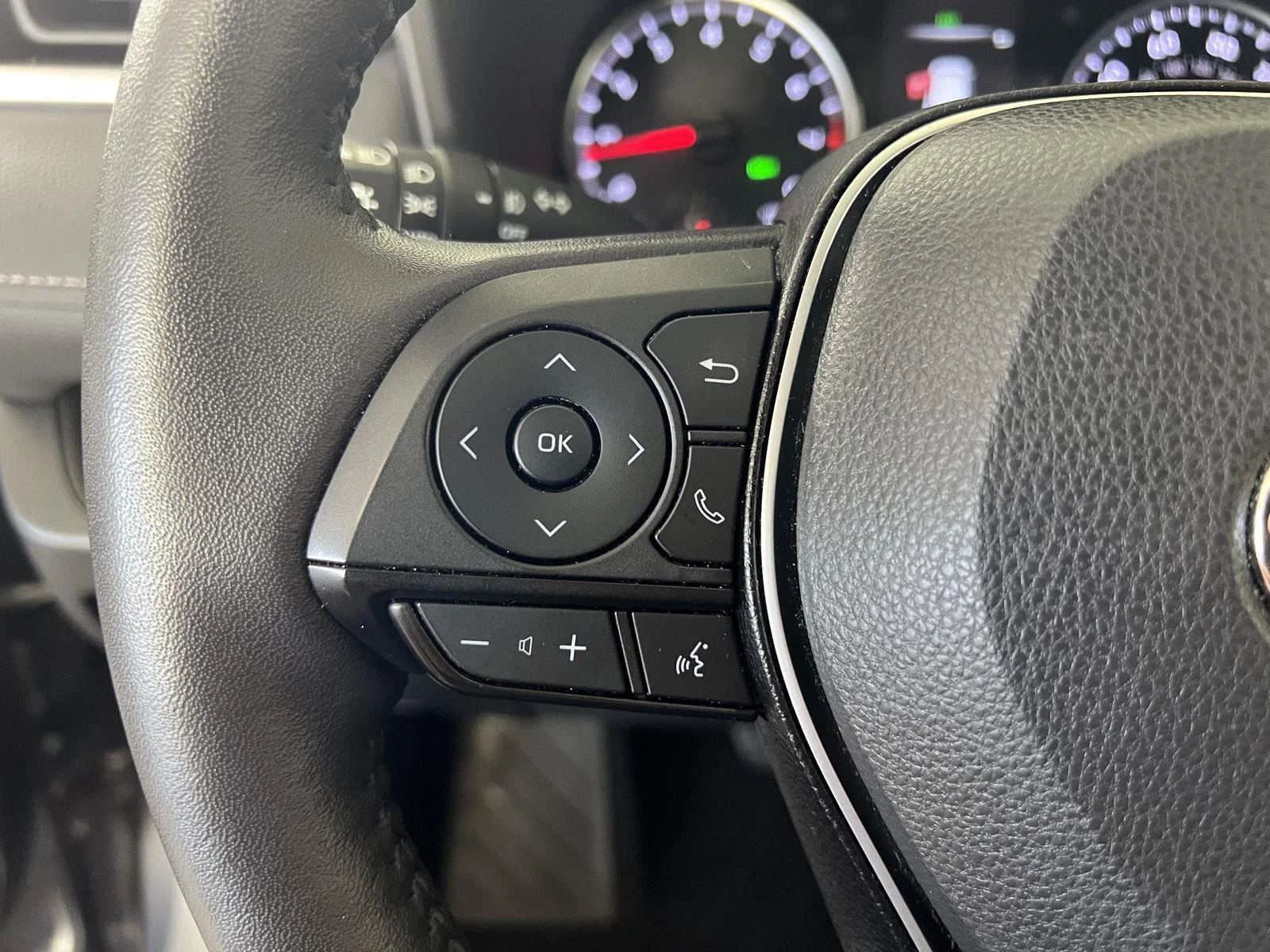 Used 2022 Magnetic Gray Metallic Toyota XLE Premium image 13