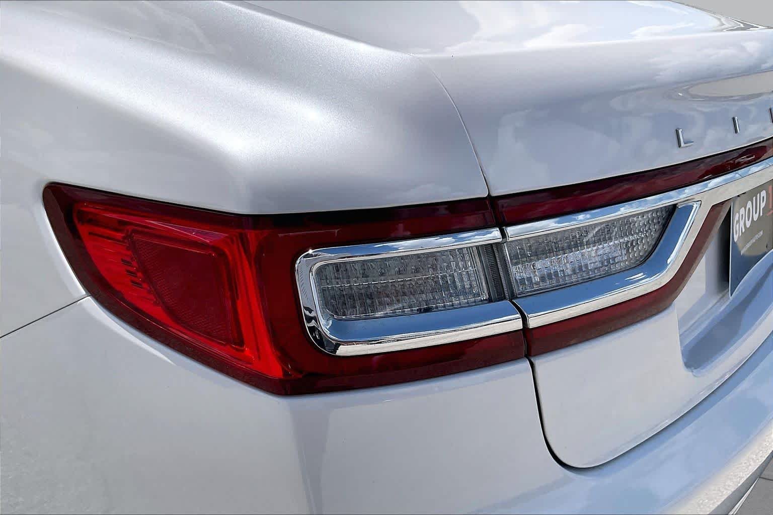 Used 2018 White Platinum Tri-Coat Lincoln Reserve image 28