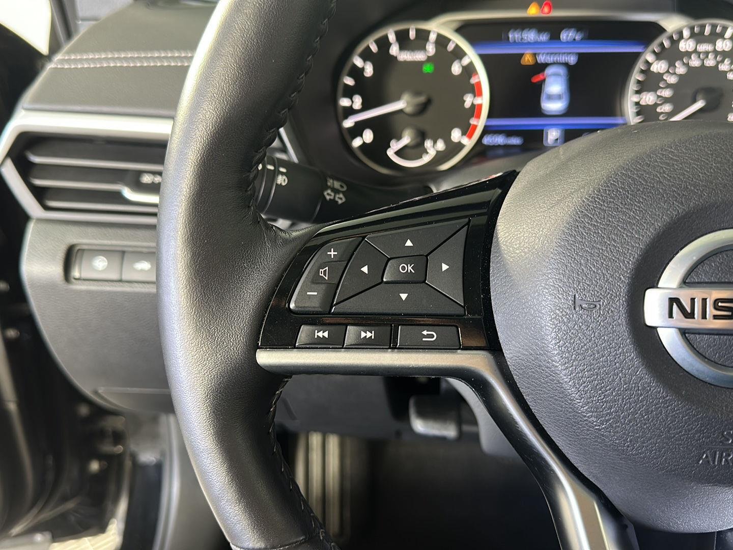 Used 2020 Super Black Nissan 2.5 SV image 12