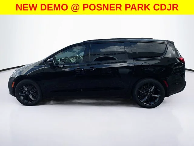 New 2026 Diamond Black Crystal Pearl-Coat Exterior Paint Chrysler Limited image 8