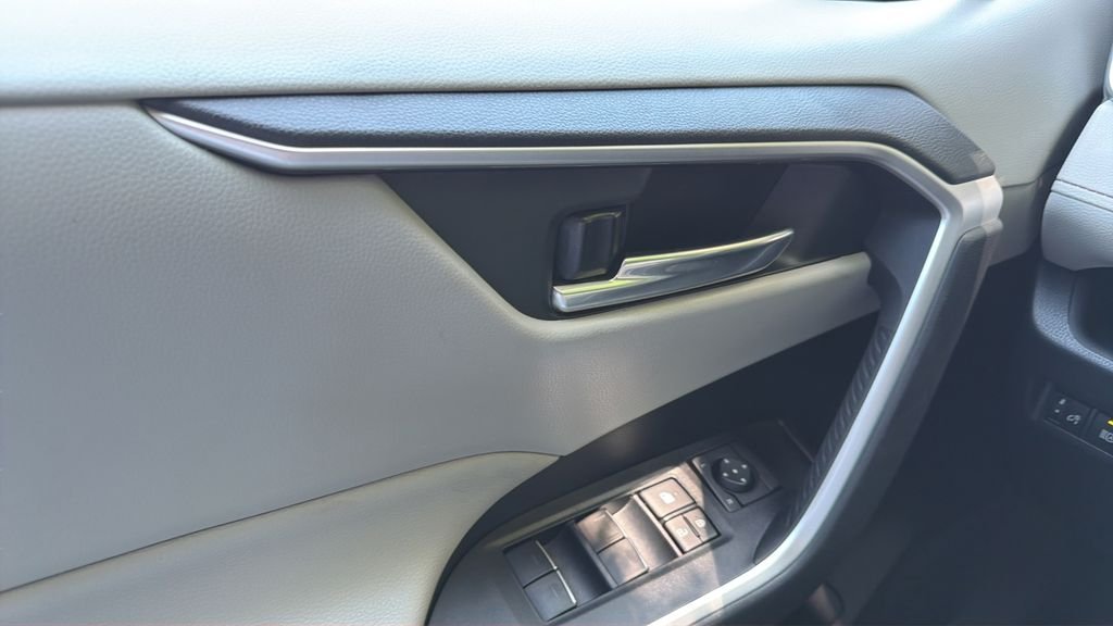 Used 2022 Silver Toyota XLE Premium image 23