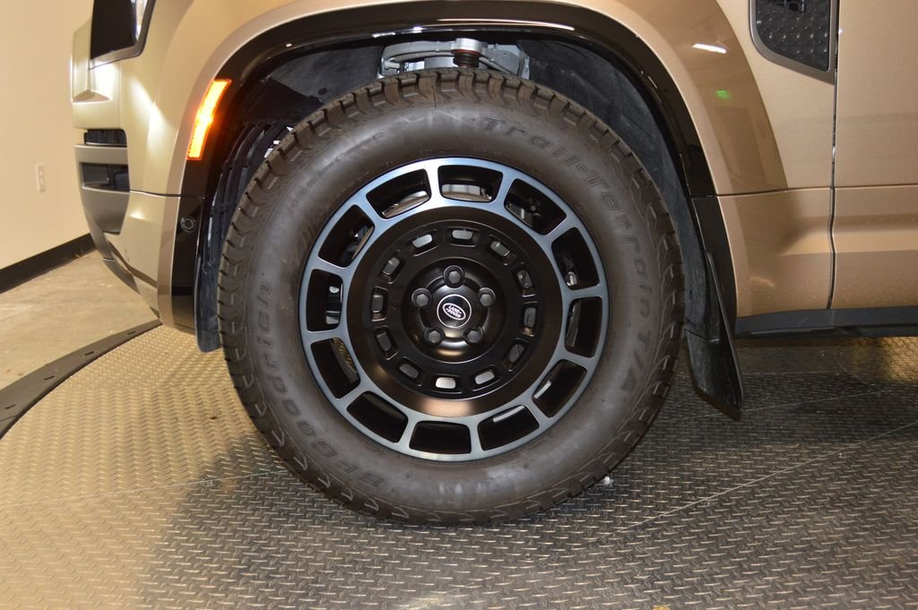 Used 2025 Gold Land Rover V8 image 13