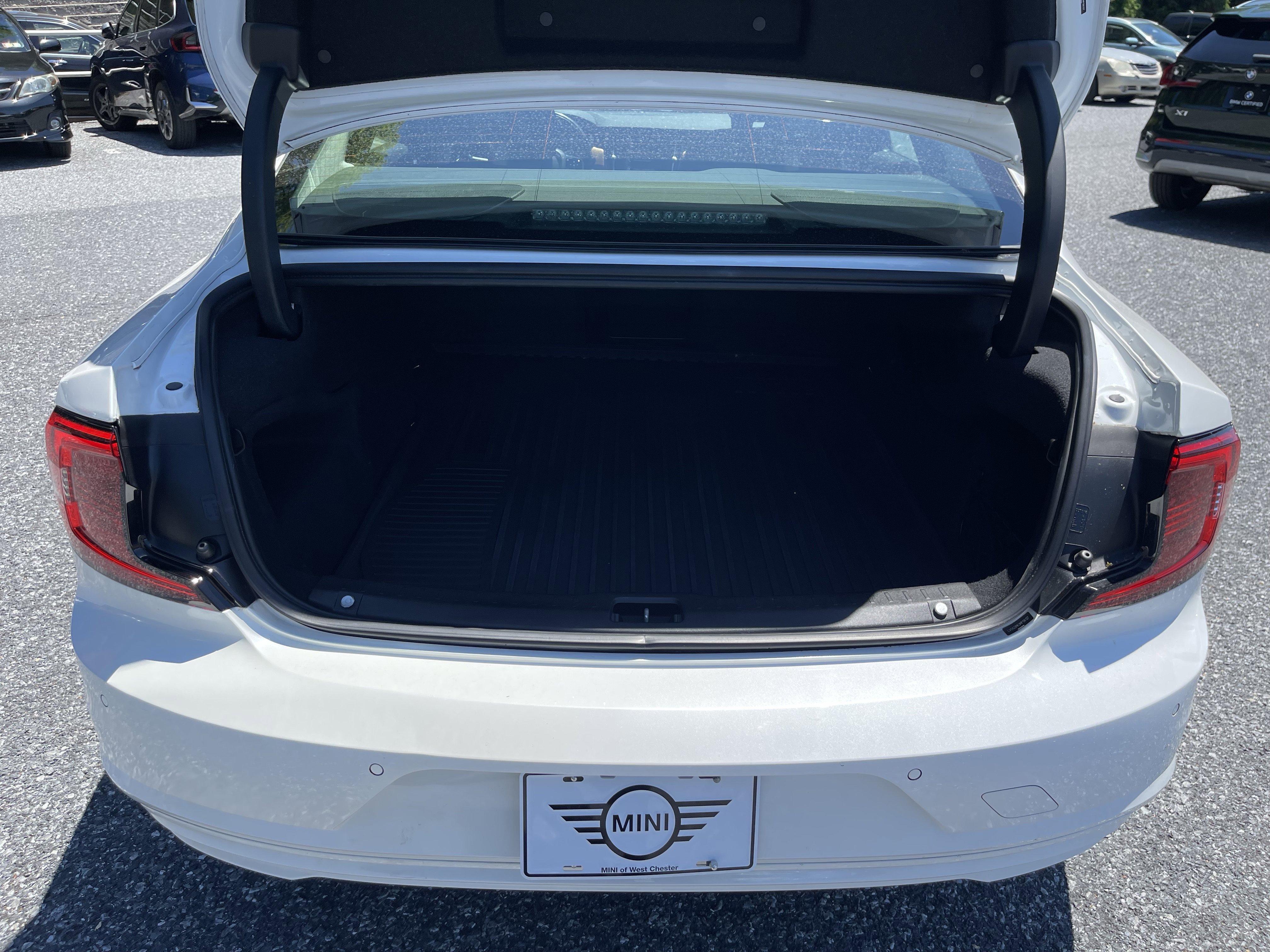 Used 2021 WHITE Volvo T6 Momentum image 7