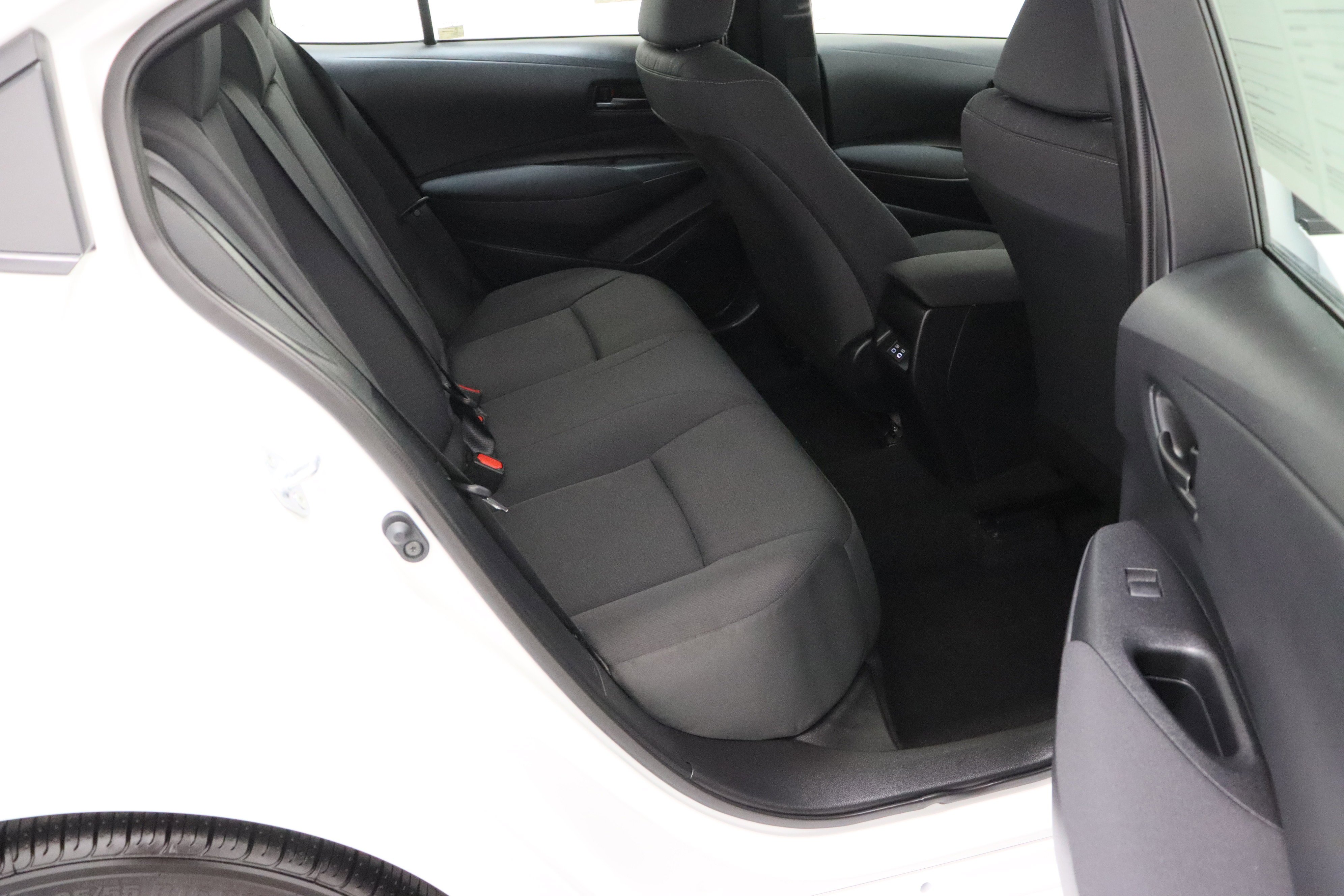 Used 2025 Ice Cap Toyota LE 2.0L image 30