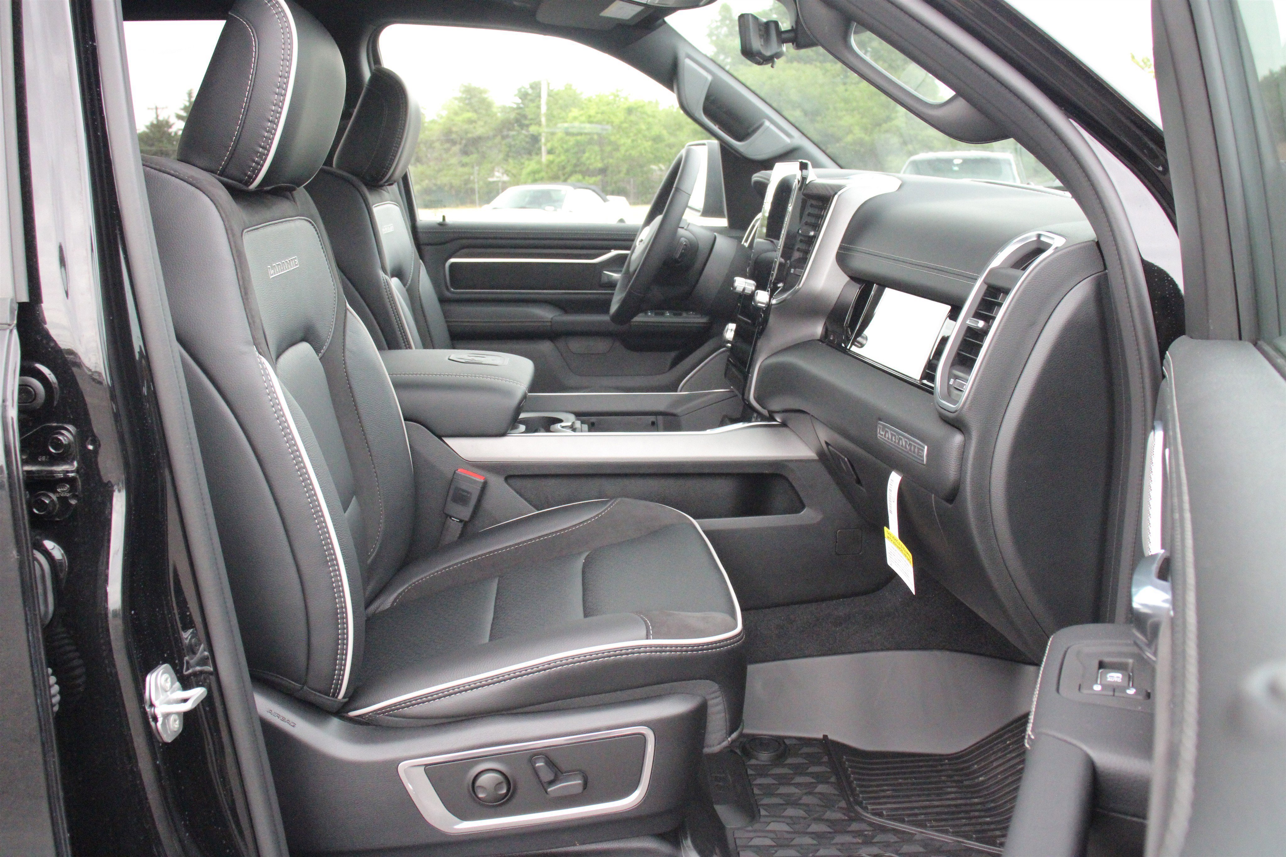 New 2026 Diamond Black Crystal Pearl-Coat Exterior Paint RAM Laramie image 29