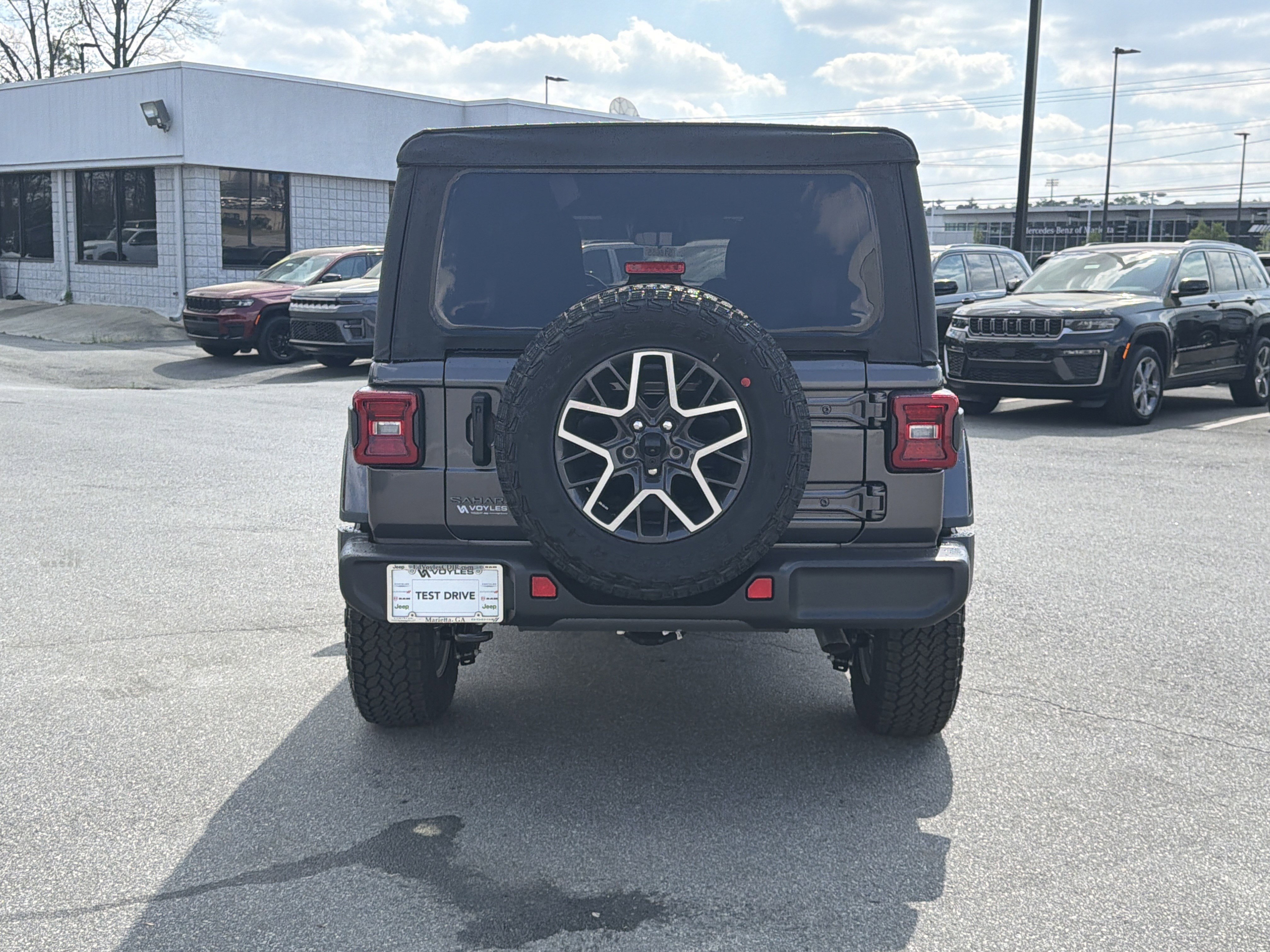 New 2026 Granite Crystal Metallic Clearcoat Jeep Sahara image 7