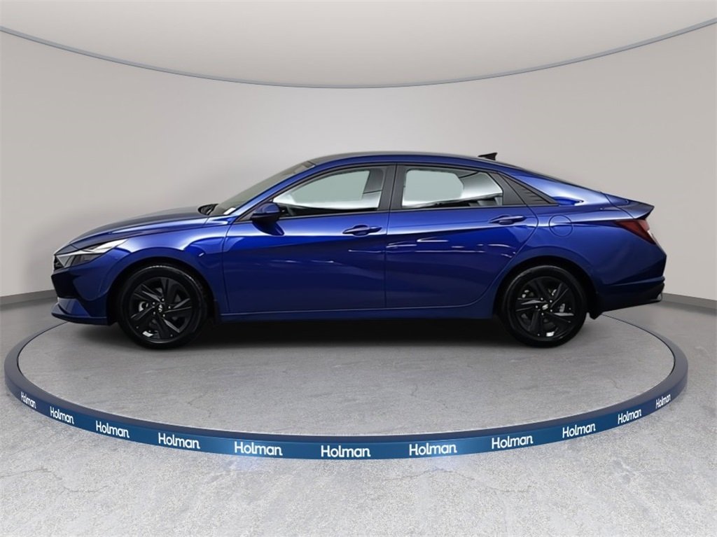 2023 Hyundai Elantra SEL photo 2