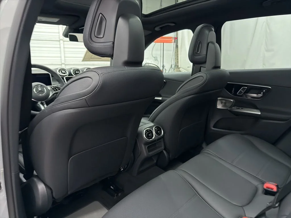 Used 2026 White Mercedes-Benz GLC 300 image 17