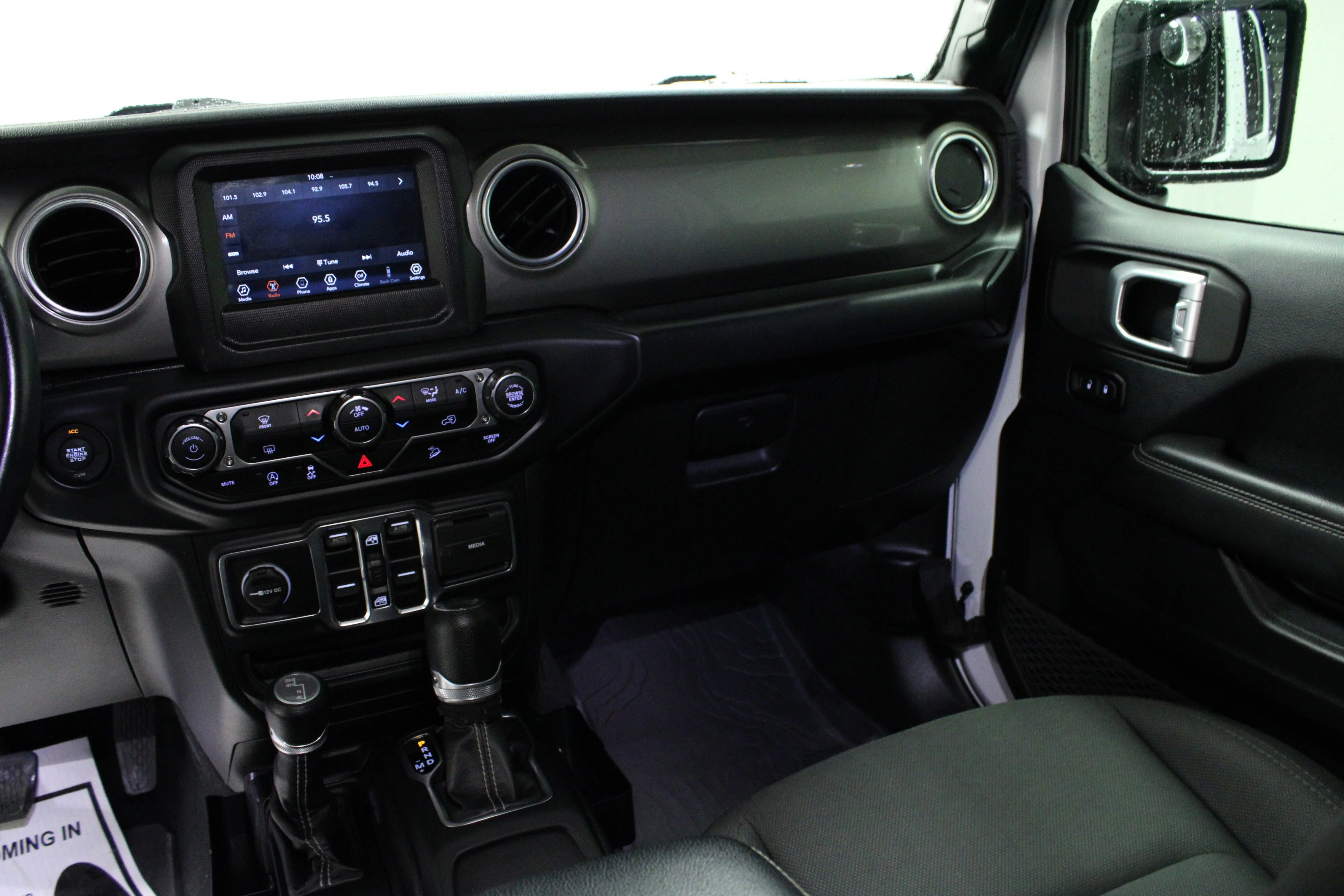 Used 2019 Bright White Clearcoat Jeep Sahara image 19