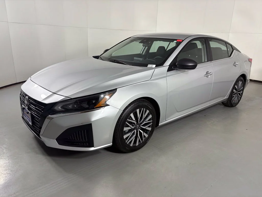 Used 2024 Silver Nissan 2.5 SV image 4