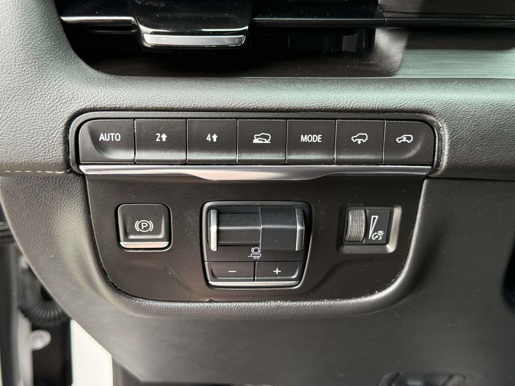 Used 2022 White Cadillac Sport image 31