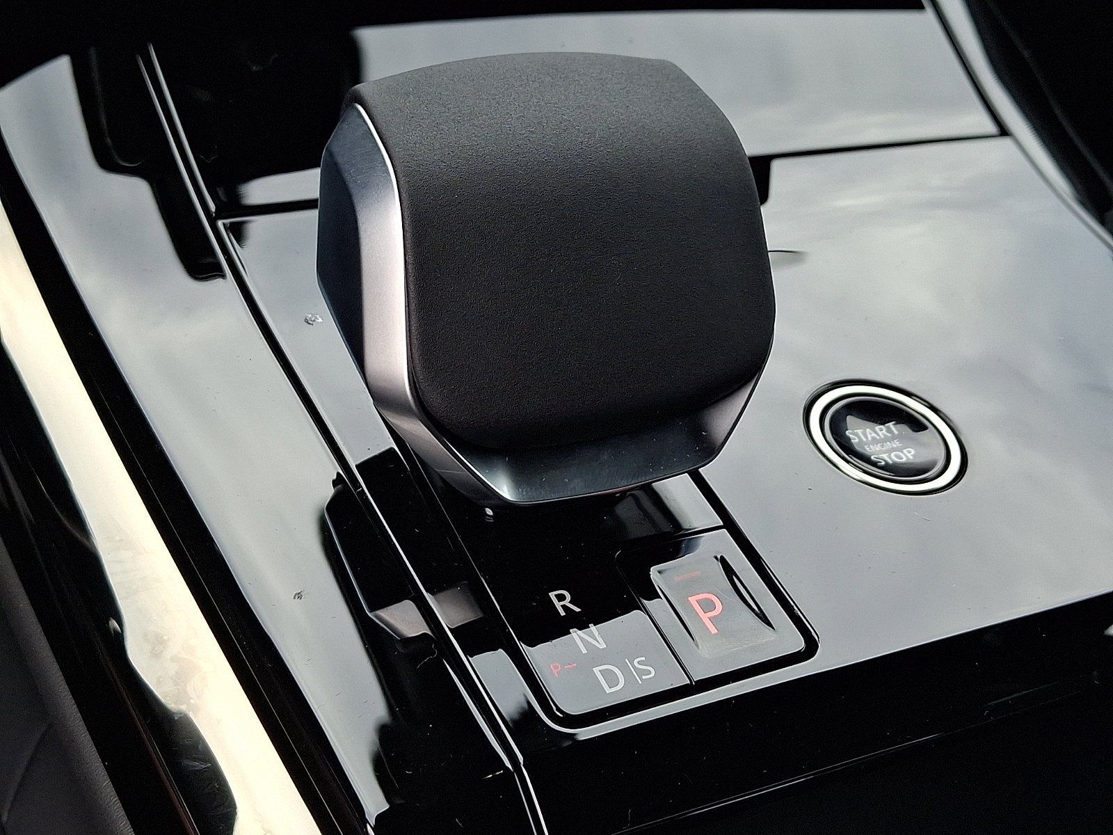 New 2027 Santorini Black Land Rover SE image 9