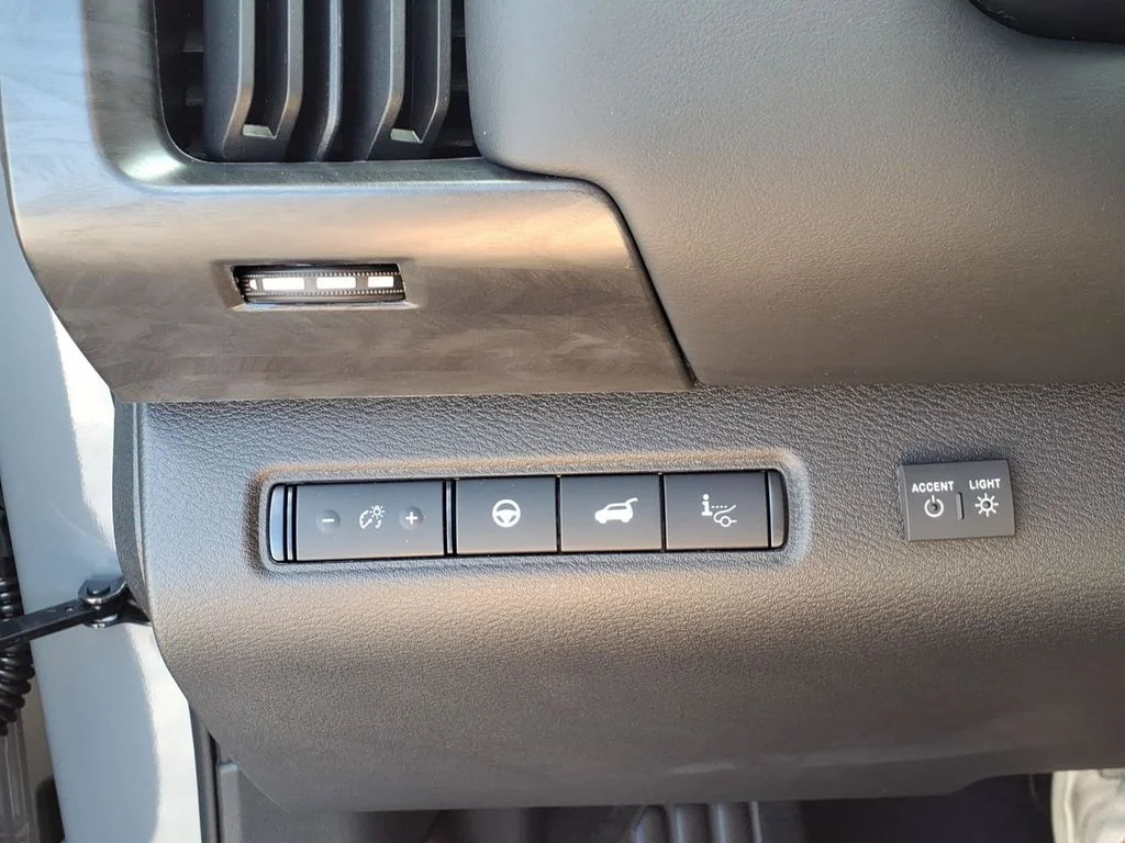 New 2026 Boulder Gray Pearl / Super Black Two-tone Nissan Platinum image 24