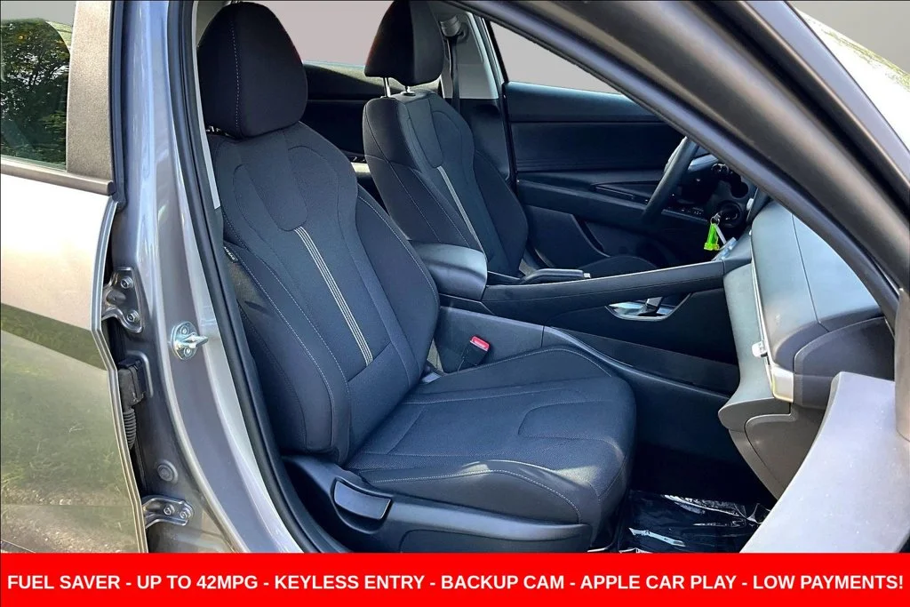 Used 2023 Silver Hyundai SE image 30