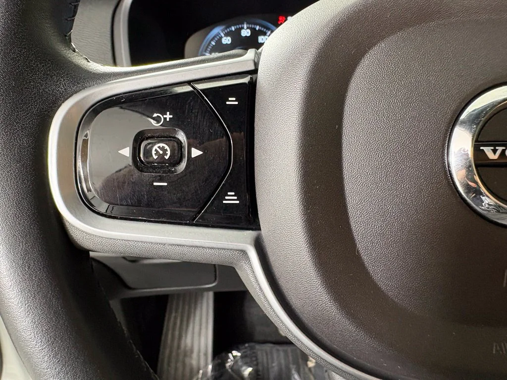 Used 2019 White Volvo T6 Momentum image 25