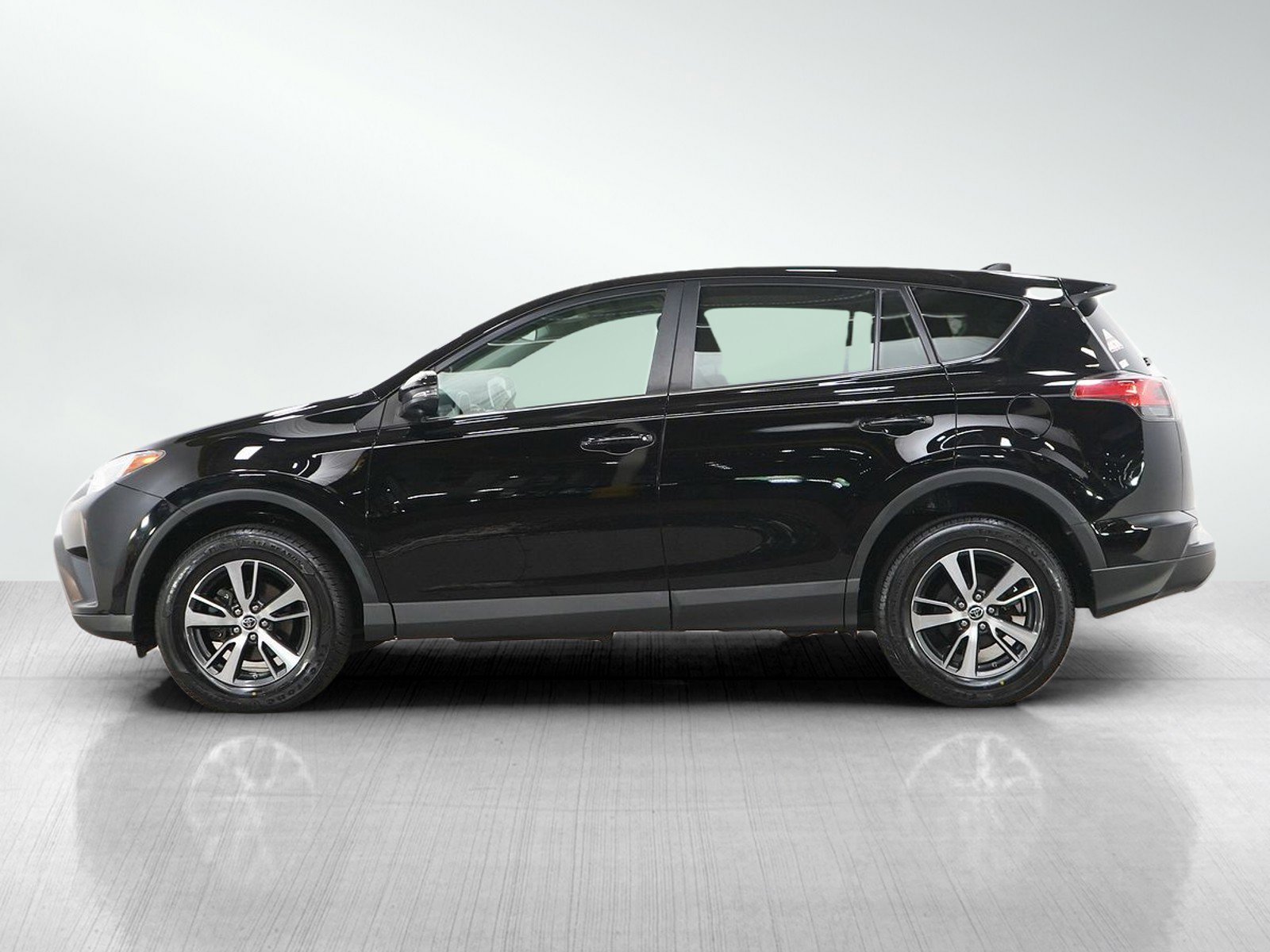 Used 2018 Toyota RAV4 XLE with VIN 2T3RFREV4JW819900 for sale in Burnsville, Minnesota