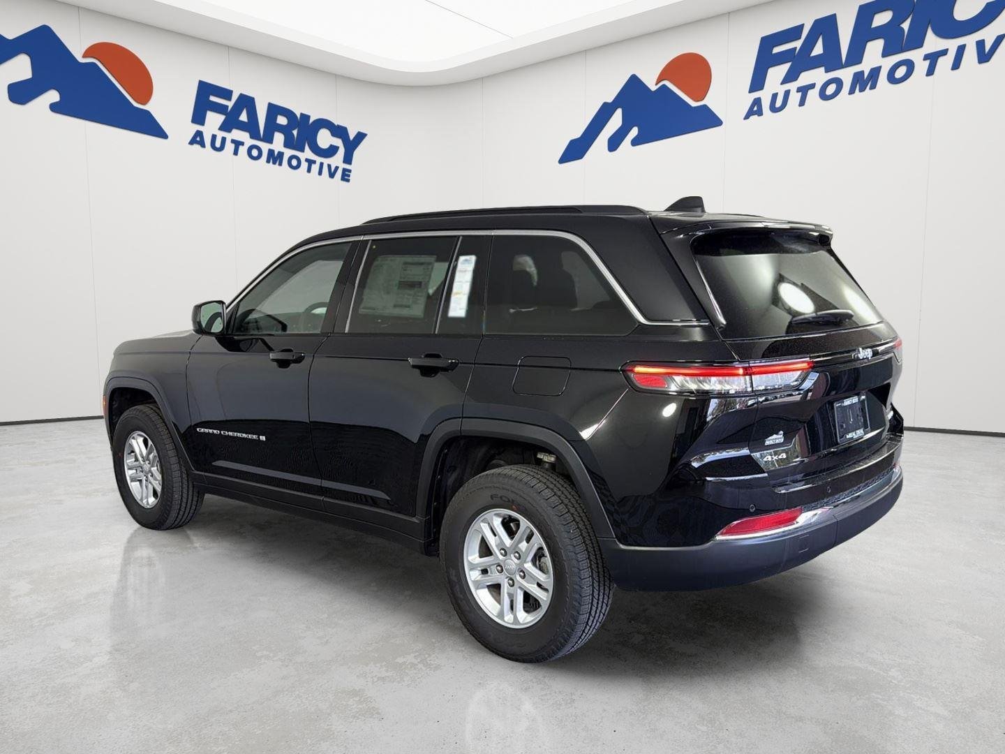 New 2025 Diamond Black Crystal Pearl-Coat Exterior Paint Jeep Laredo image 6