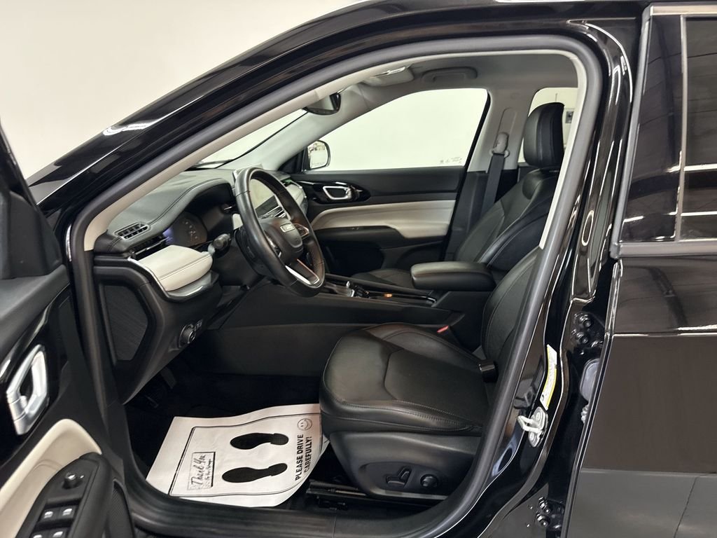 Used 2022 Diamond Black Jeep Limited image 12
