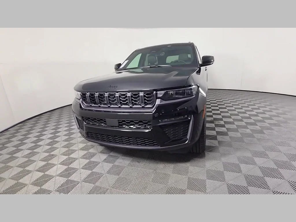 New 2026 Diamond Black Crystal Pearlcoat Jeep Limited image 37