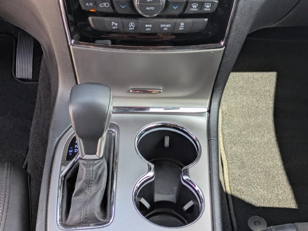Used 2020 White Jeep Altitude image 24