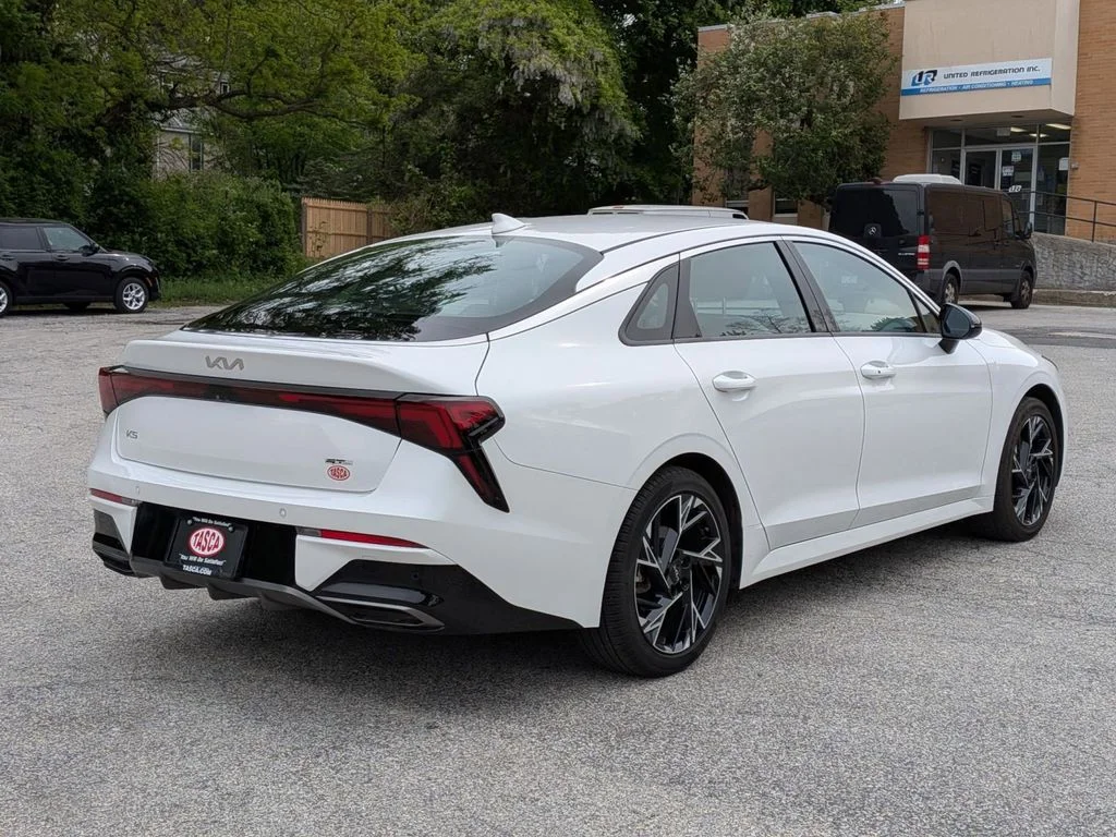 Used 2025 White Kia GT-Line image 3