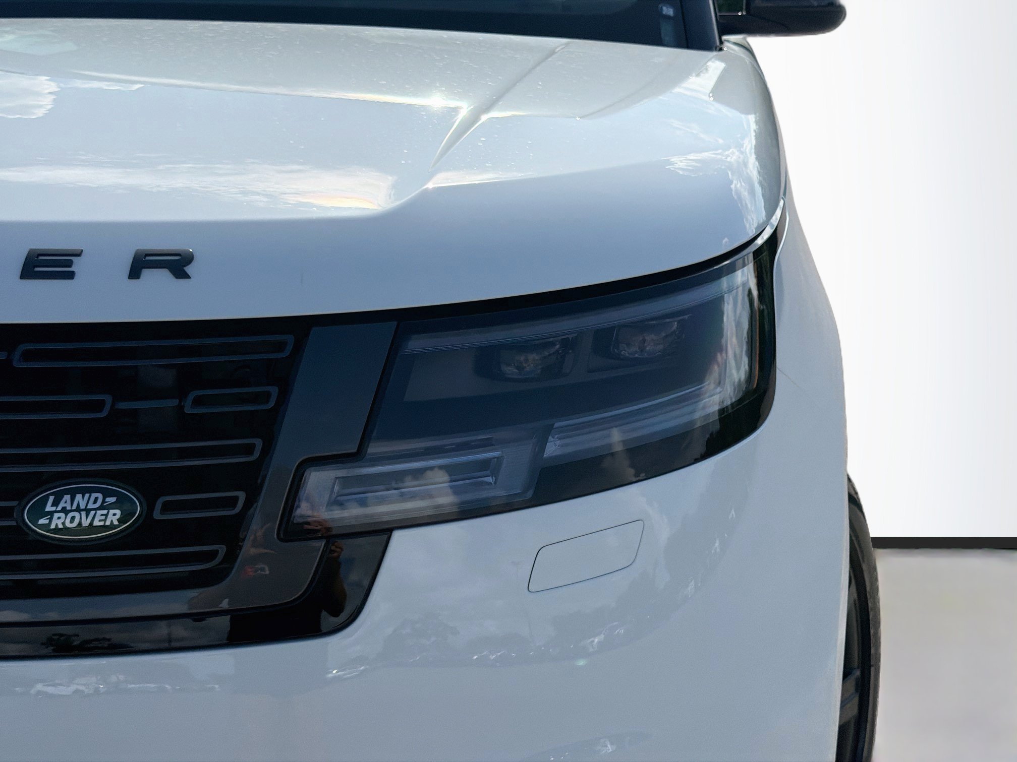 New 2027 Fuji White Land Rover SE image 9