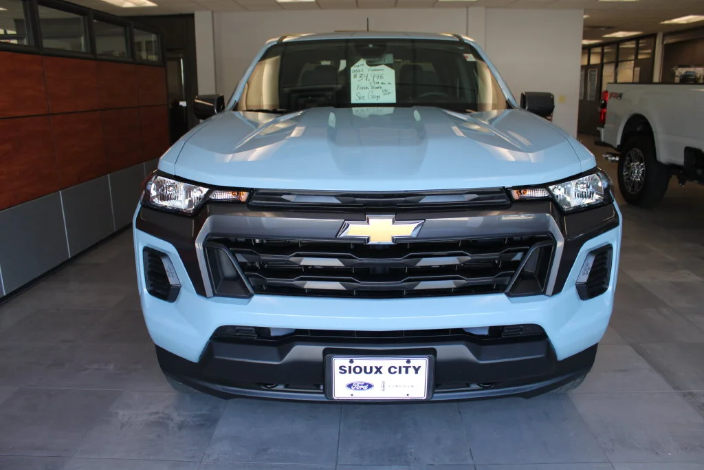 Used 2025 Metallic Chevrolet LT image 2