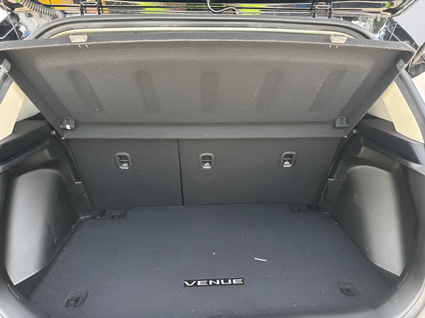 Used 2023 Ceramic White Hyundai Limited image 25