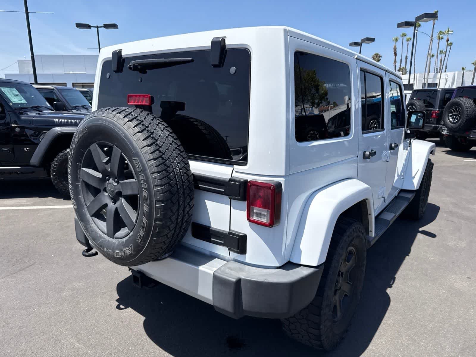 Used 2014 Bright White Clearcoat Jeep Sahara image 15