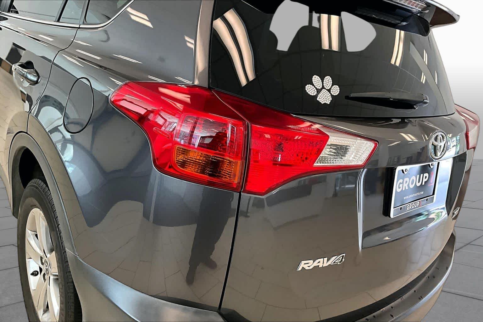 Used 2015 Magnetic Gray Metallic Toyota XLE image 27