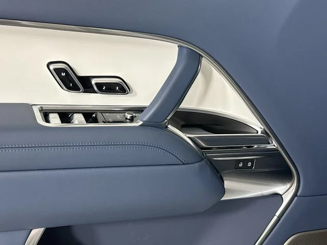 New 2026 Ostuni Pearl Wht Prem Met Land Rover SV image 20