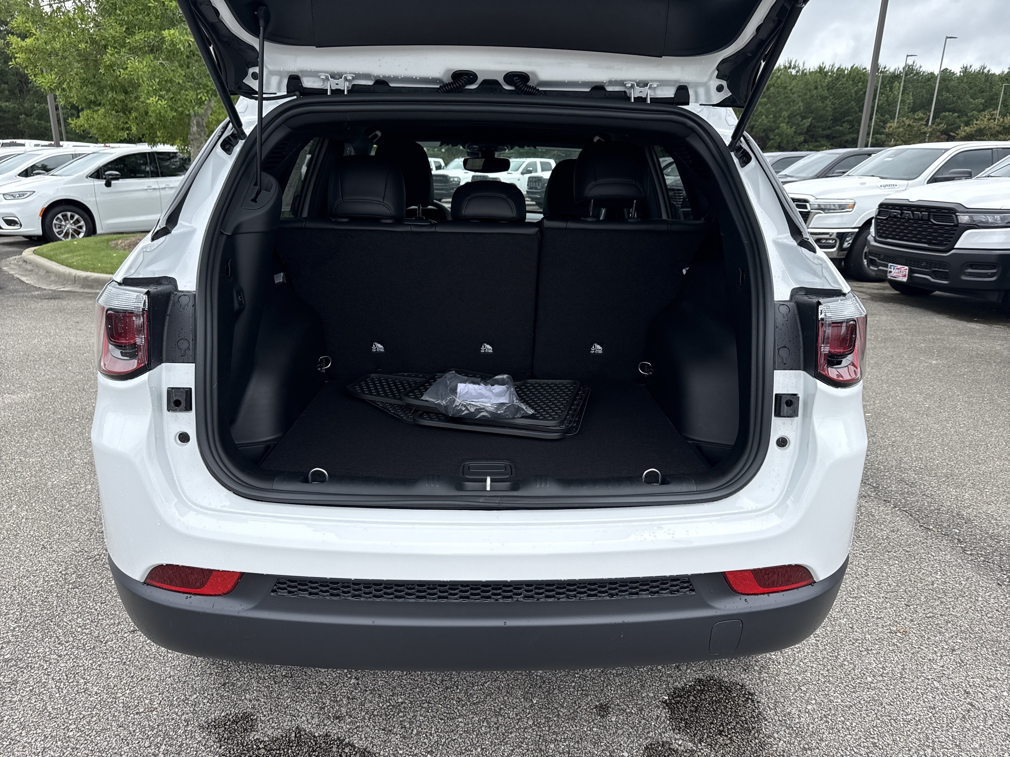 New 2026 Bright White Clear-Coat Exterior Paint Jeep Latitude image 18