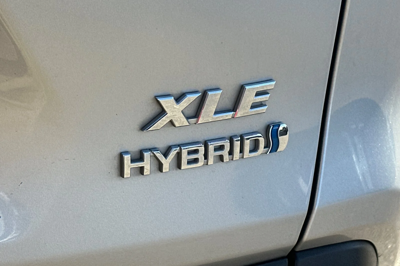 Used 2019 White Toyota Hybrid XLE image 27