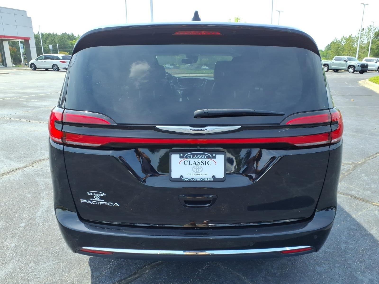 Used 2024 Diamond Black Crystal Pearlcoat Chrysler Touring L image 11