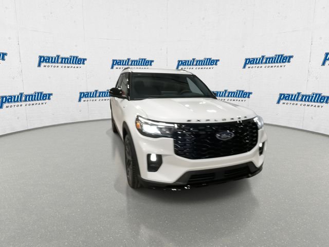 New 2026 Star White Metallic Tri-Coat Ford ST-Line image 3