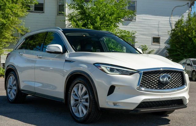 Used 2019 White INFINITI ESSENTIAL image 4