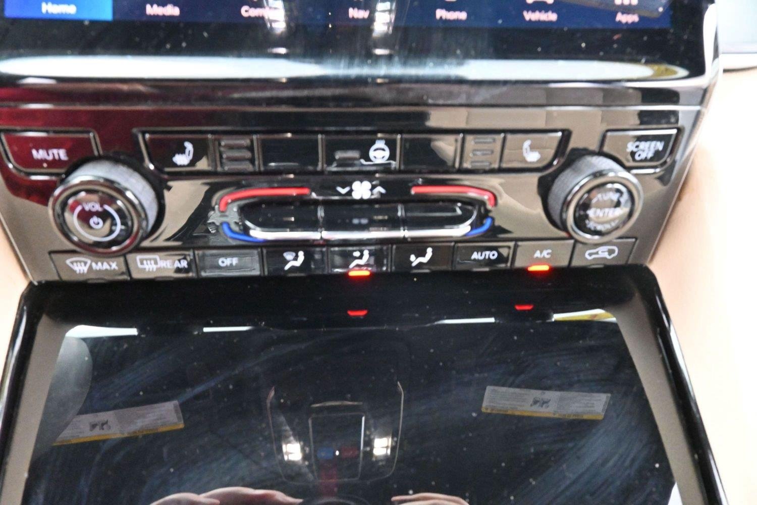 Used 2023 White Jeep Limited image 23