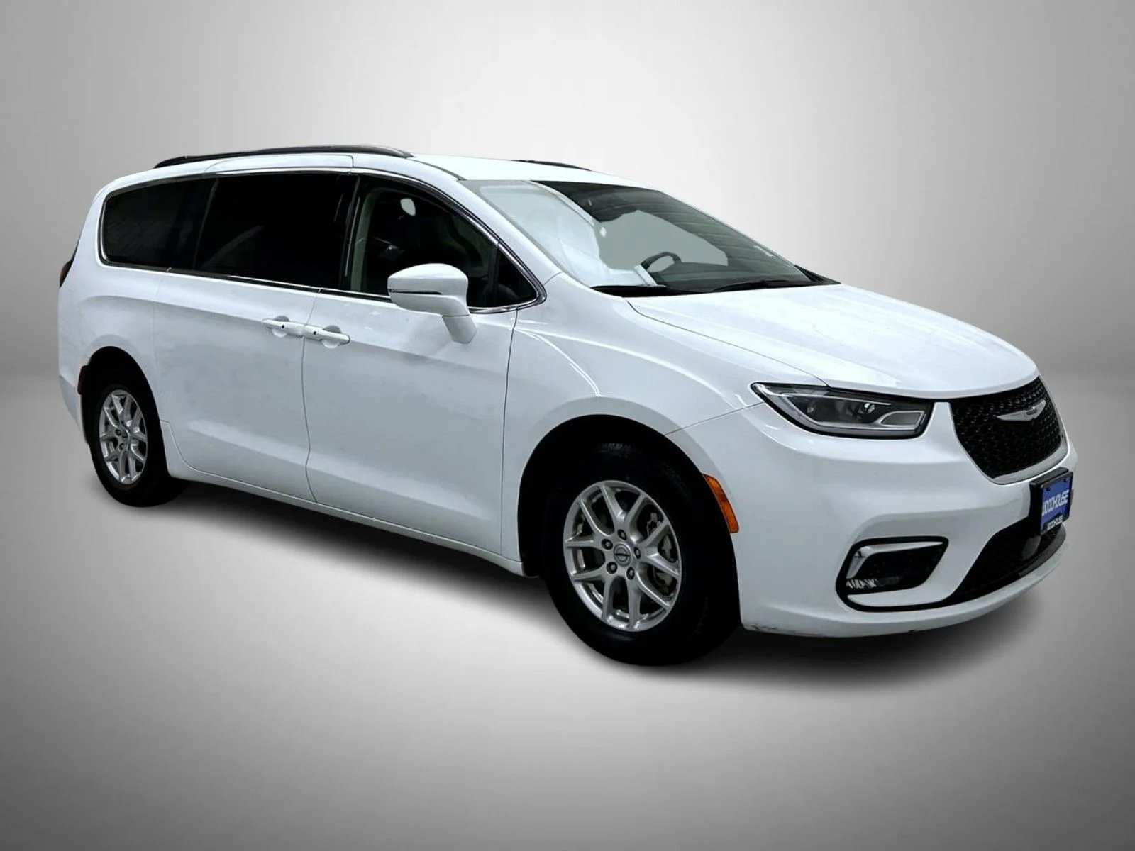 Used 2022 White Chrysler Touring L image 3