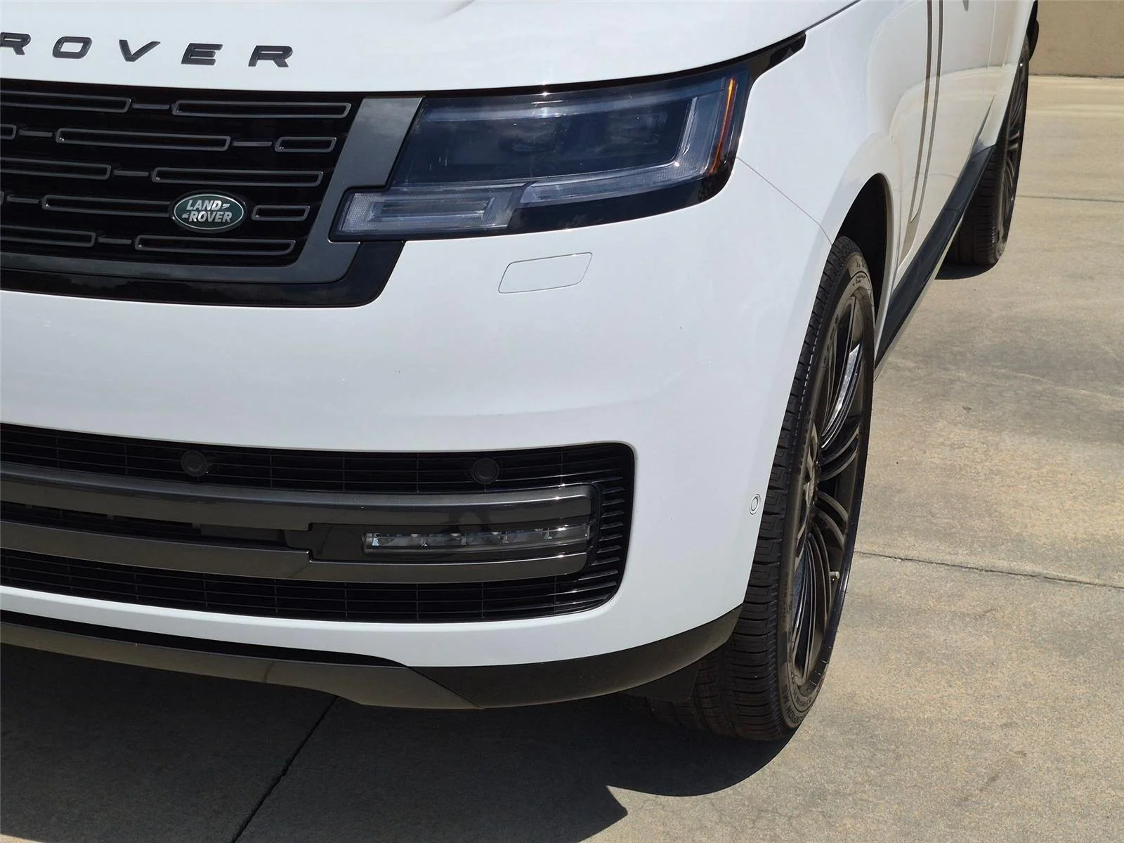 Used 2025 Fuji White Land Rover SE image 9