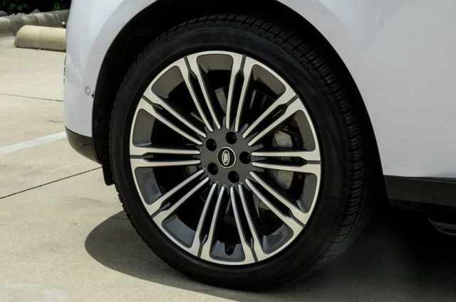 Used 2024 White Land Rover SE image 65