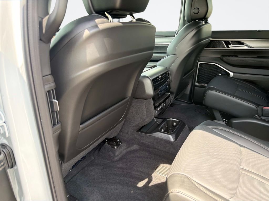 New 2026 Bright White Clear-Coat Exterior Paint Jeep Limited image 13
