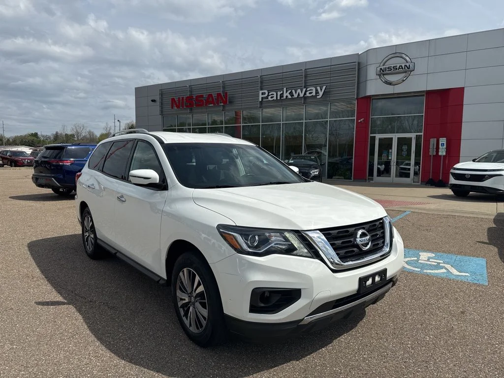 2018 Nissan Pathfinder SV 4WD's photo